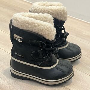 Kids sorel snow boots only worn twice. USA size 8